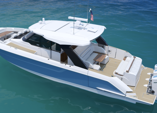 New Tiara 46 LS Makes Debut at Palm Berach Show
