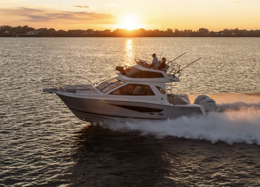 The Solara 310 SB Is a Powerful, Pintsize Couple’s Cruiser